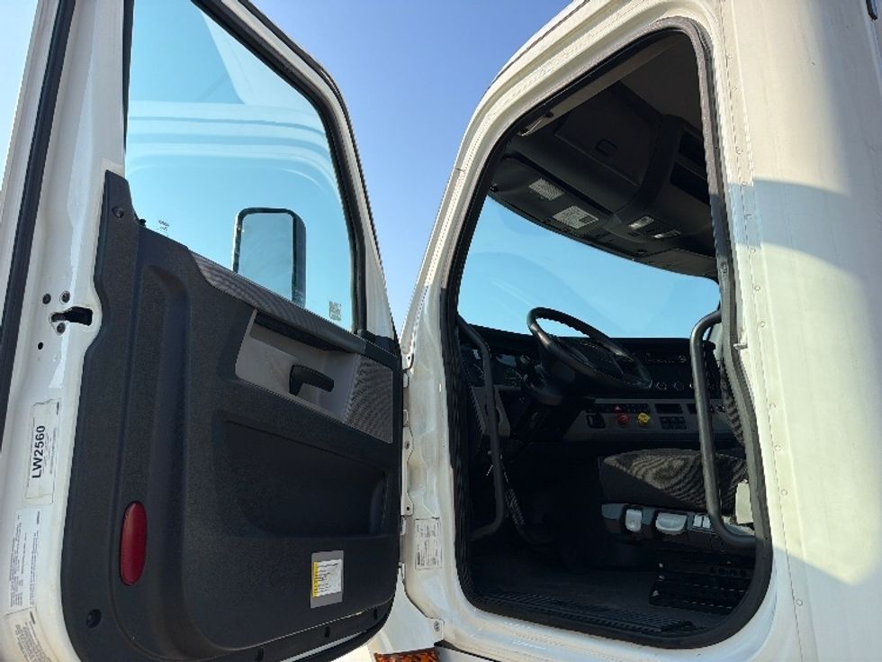 Day Cab Tractor-Heavy Duty Tractors-Freightliner-2020-T12664ST-Belden-MS-347,559\n\t\tmiles-$ 53,250 - Image 9