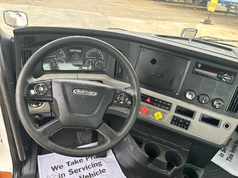 Day Cab Tractor-Heavy Duty Tractors-Freightliner-2020-T12664ST-Belden-MS-367,816\n\t\tmiles-$ 49,500 - Image 11