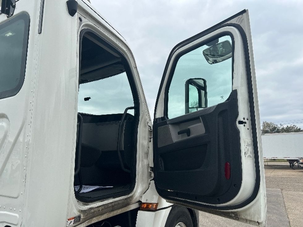 Day Cab Tractor-Heavy Duty Tractors-Freightliner-2020-T12664ST-Belden-MS-367,816\n\t\tmiles-$ 49,500 - Image 12
