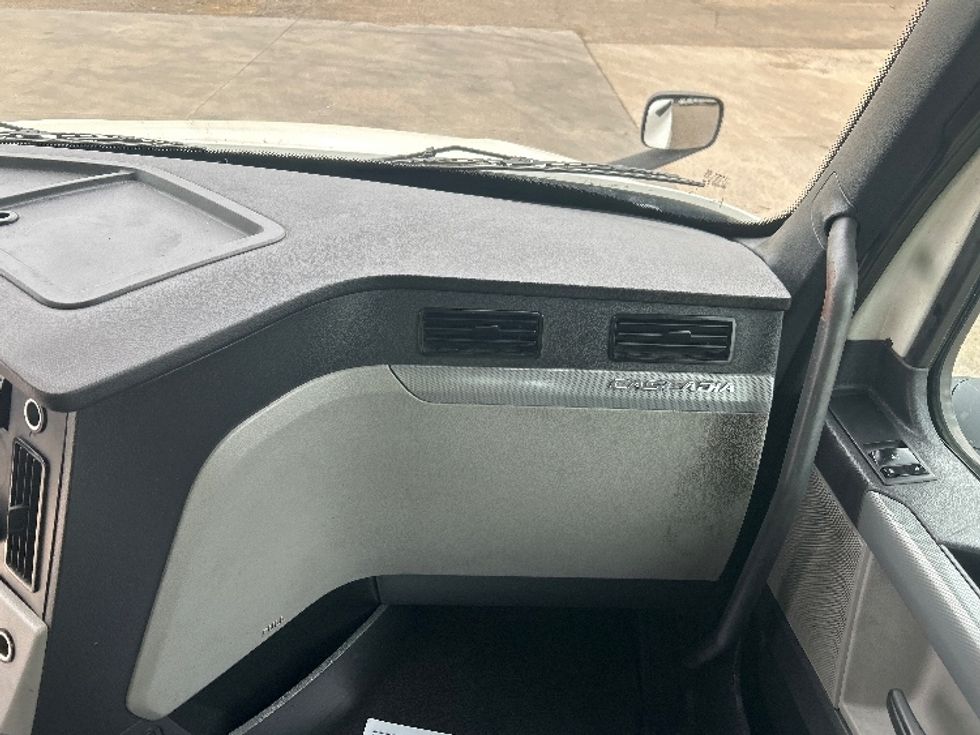 Day Cab Tractor-Heavy Duty Tractors-Freightliner-2020-T12664ST-Belden-MS-367,816\n\t\tmiles-$ 49,500 - Image 13