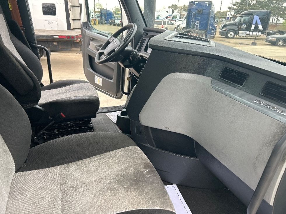 Day Cab Tractor-Heavy Duty Tractors-Freightliner-2020-T12664ST-Belden-MS-367,816\n\t\tmiles-$ 49,500 - Image 14