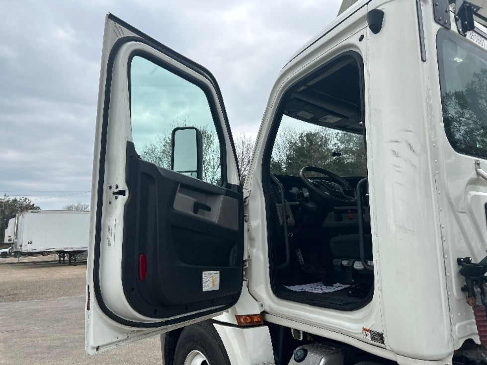 Day Cab Tractor-Heavy Duty Tractors-Freightliner-2020-T12664ST-Belden-MS-367,816\n\t\tmiles-$ 49,500 - Image 9