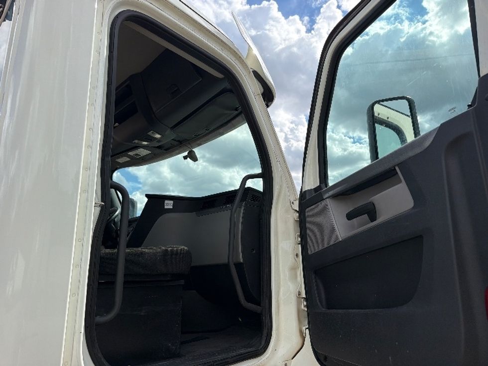 Day Cab Tractor-Heavy Duty Tractors-Freightliner-2020-T12664ST-Belden-MS-408,560\n\t\tmiles-$ 52,500 - Image 12