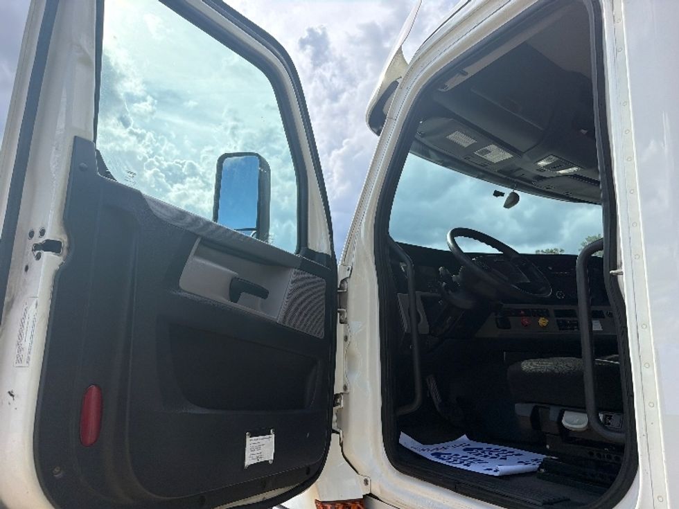 Day Cab Tractor-Heavy Duty Tractors-Freightliner-2020-T12664ST-Belden-MS-408,560\n\t\tmiles-$ 52,500 - Image 9