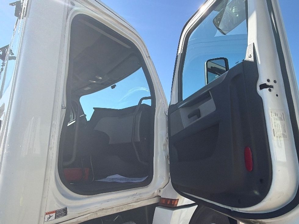 Day Cab Tractor-Heavy Duty Tractors-Freightliner-2020-T12664ST-Belden-MS-428,778\n\t\tmiles-$ 50,000 - Image 12