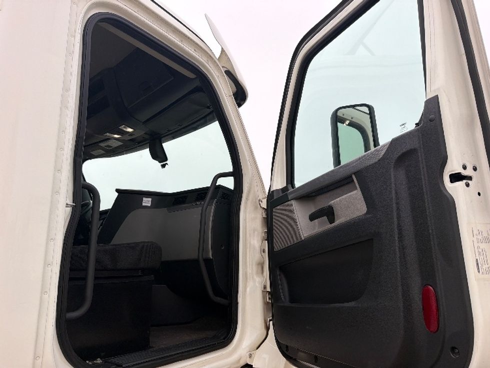 Day Cab Tractor-Heavy Duty Tractors-Freightliner-2020-T12664ST-Belden-MS-429,914\n\t\tmiles-$ 49,750 - Image 12