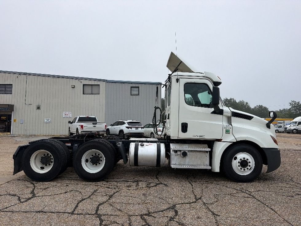 Day Cab Tractor-Heavy Duty Tractors-Freightliner-2020-T12664ST-Belden-MS-429,914\n\t\tmiles-$ 49,750 - Image 8
