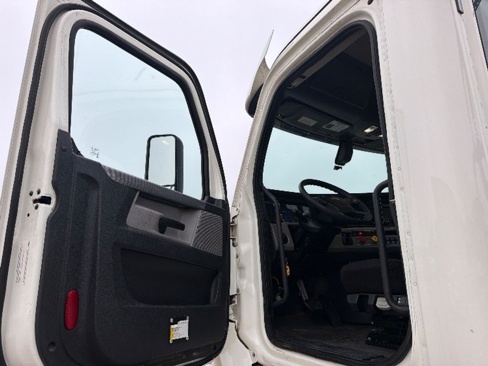 Day Cab Tractor-Heavy Duty Tractors-Freightliner-2020-T12664ST-Belden-MS-429,914\n\t\tmiles-$ 49,750 - Image 9