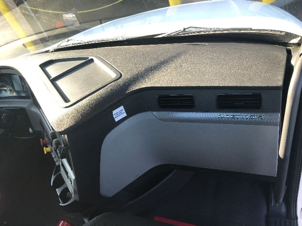 Day Cab Tractor-Heavy Duty Tractors-Freightliner-2020-T12664ST-Bensalem-PA-134,897\n\t\tmiles-$ 63,500 - Image 13