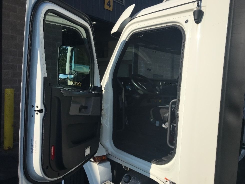 Day Cab Tractor-Heavy Duty Tractors-Freightliner-2020-T12664ST-Bensalem-PA-134,897\n\t\tmiles-$ 63,500 - Image 9