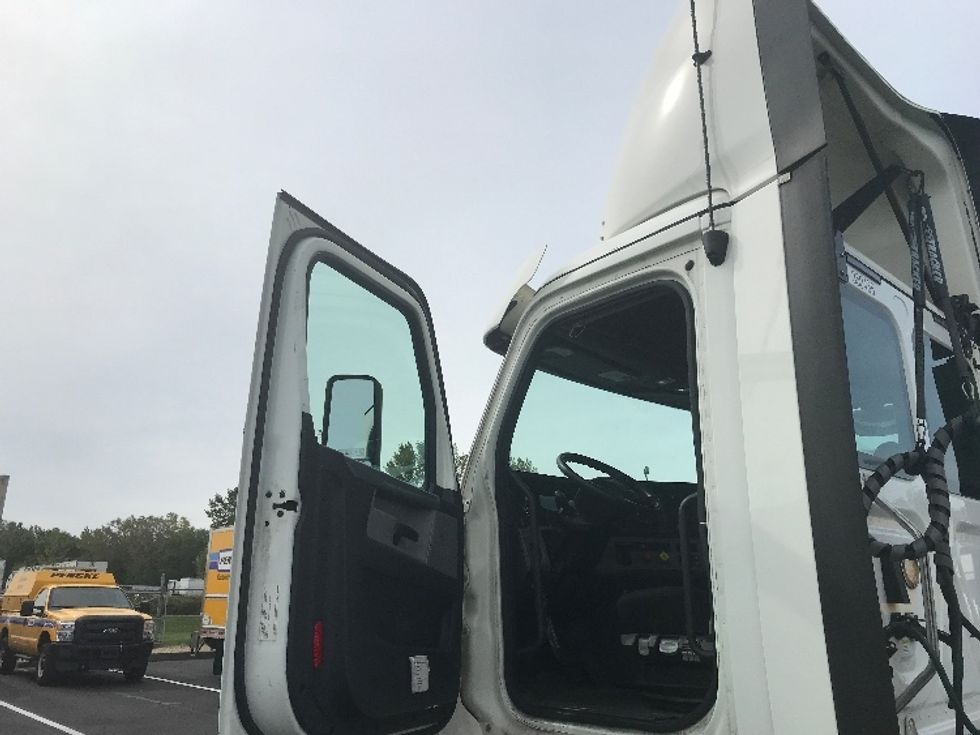 Day Cab Tractor-Heavy Duty Tractors-Freightliner-2020-T12664ST-Bensalem-PA-306,828\n\t\tmiles-$ 53,000 - Image 12