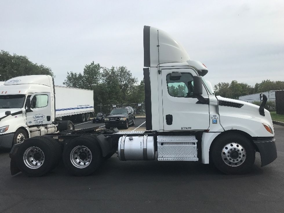 Day Cab Tractor-Heavy Duty Tractors-Freightliner-2020-T12664ST-Bensalem-PA-306,828\n\t\tmiles-$ 53,000 - Image 4