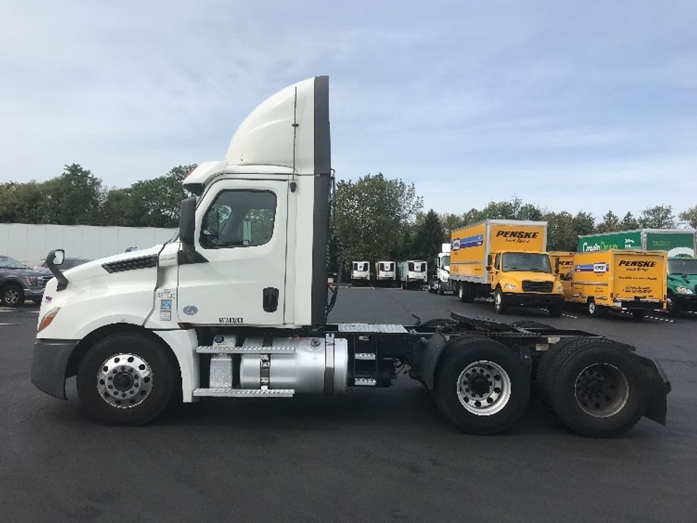 Day Cab Tractor-Heavy Duty Tractors-Freightliner-2020-T12664ST-Bensalem-PA-306,828\n\t\tmiles-$ 53,000 - Image 8