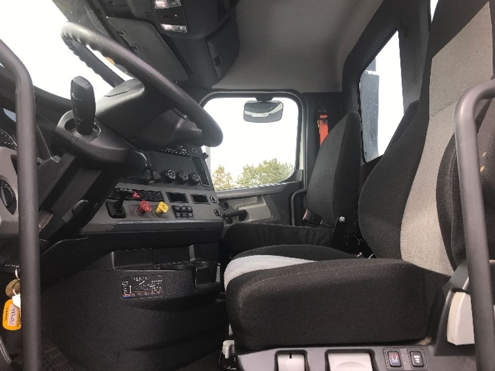 Day Cab Tractor-Heavy Duty Tractors-Freightliner-2020-T12664ST-Bensalem-PA-306,828\n\t\tmiles-$ 53,000 - Image 9