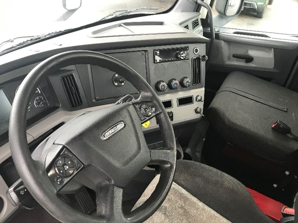 Day Cab Tractor-Heavy Duty Tractors-Freightliner-2020-T12664ST-Bensalem-PA-330,609\n\t\tmiles-$ 52,000 - Image 10