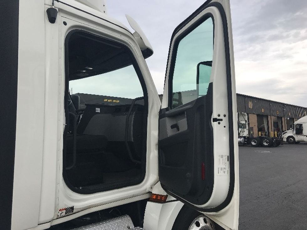 Day Cab Tractor-Heavy Duty Tractors-Freightliner-2020-T12664ST-Bensalem-PA-330,609\n\t\tmiles-$ 52,000 - Image 12