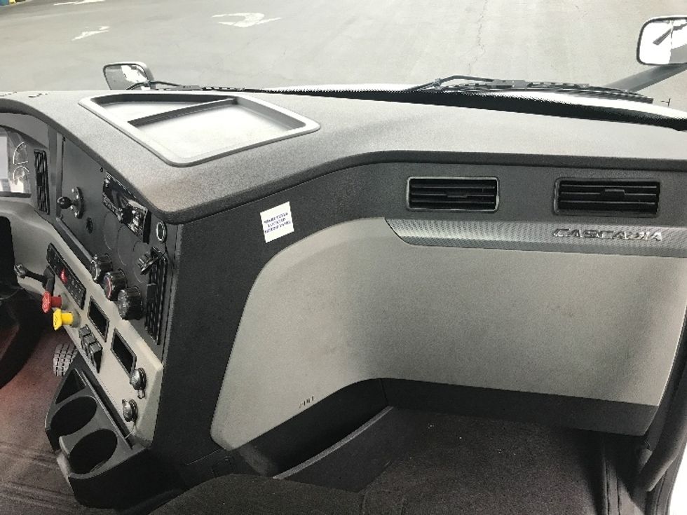 Day Cab Tractor-Heavy Duty Tractors-Freightliner-2020-T12664ST-Bensalem-PA-330,609\n\t\tmiles-$ 52,000 - Image 13