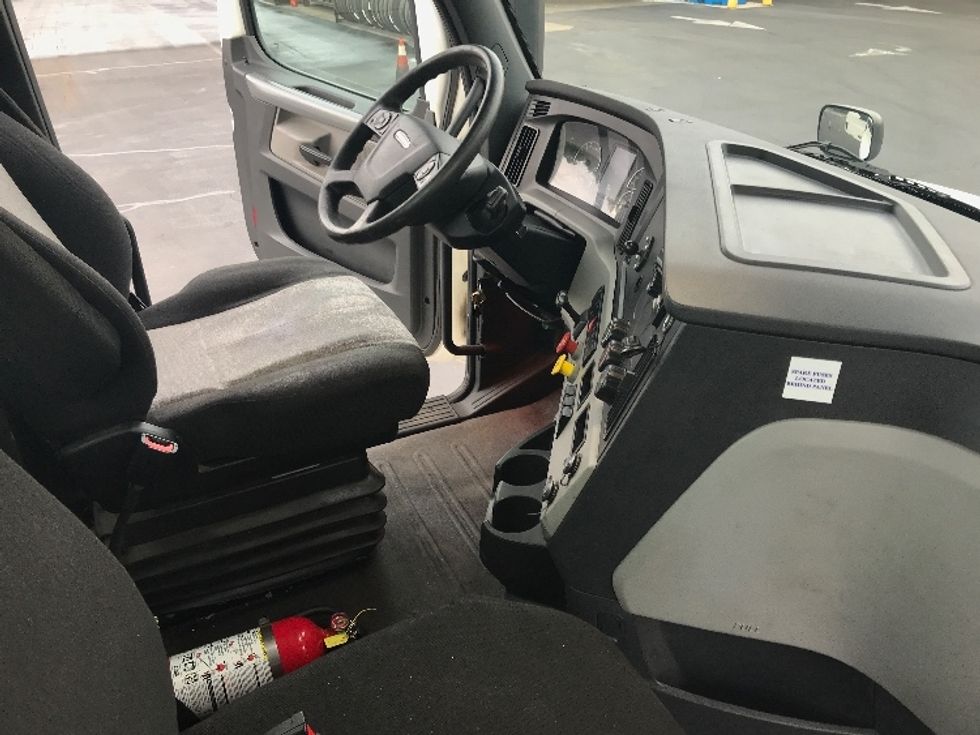 Day Cab Tractor-Heavy Duty Tractors-Freightliner-2020-T12664ST-Bensalem-PA-330,609\n\t\tmiles-$ 52,000 - Image 14