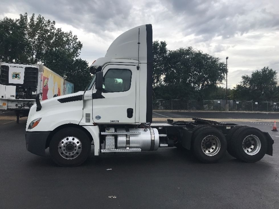 Day Cab Tractor-Heavy Duty Tractors-Freightliner-2020-T12664ST-Bensalem-PA-330,609\n\t\tmiles-$ 52,000 - Image 4