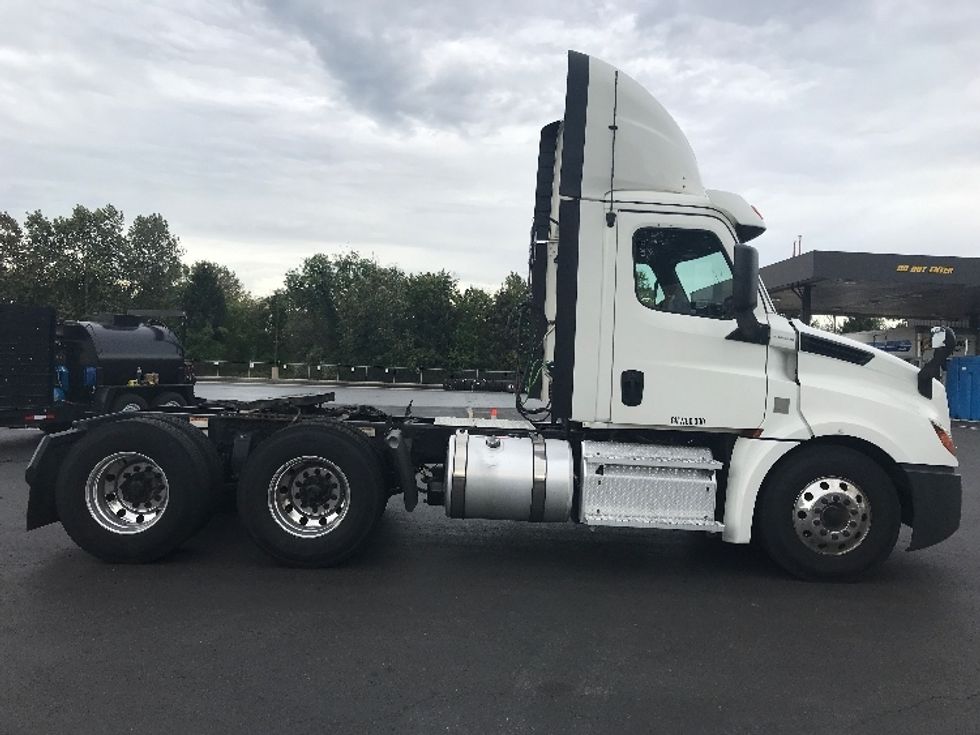 Day Cab Tractor-Heavy Duty Tractors-Freightliner-2020-T12664ST-Bensalem-PA-330,609\n\t\tmiles-$ 52,000 - Image 8