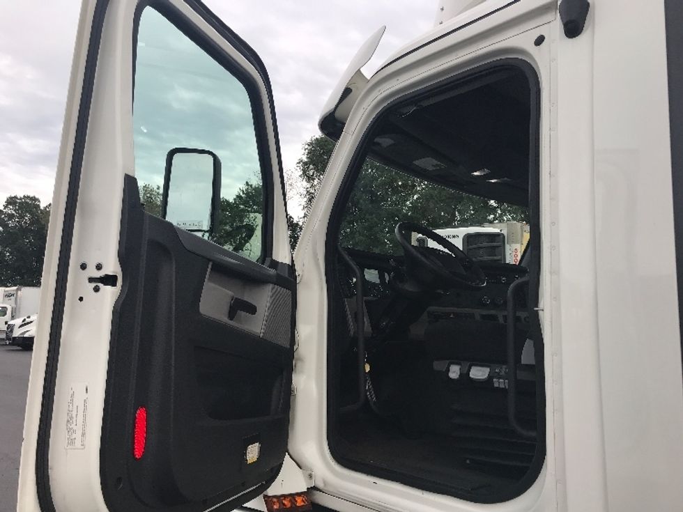 Day Cab Tractor-Heavy Duty Tractors-Freightliner-2020-T12664ST-Bensalem-PA-330,609\n\t\tmiles-$ 52,000 - Image 9