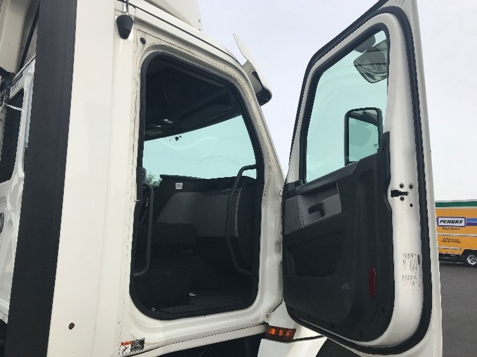 Day Cab Tractor-Heavy Duty Tractors-Freightliner-2020-T12664ST-Bensalem-PA-434,089\n\t\tmiles-$ 46,250 - Image 12