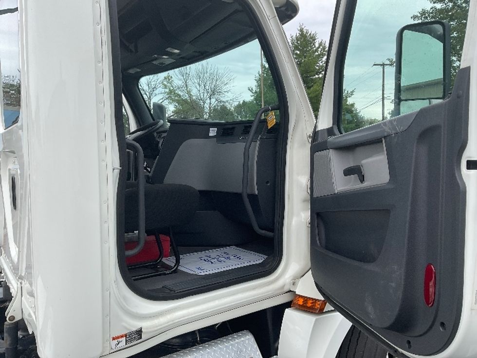 Day Cab Tractor-Heavy Duty Tractors-Freightliner-2020-T12664ST-Bethlehem-PA-344,079\n\t\tmiles-$ 59,250 - Image 12