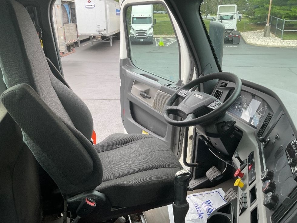 Day Cab Tractor-Heavy Duty Tractors-Freightliner-2020-T12664ST-Bethlehem-PA-344,079\n\t\tmiles-$ 59,250 - Image 14