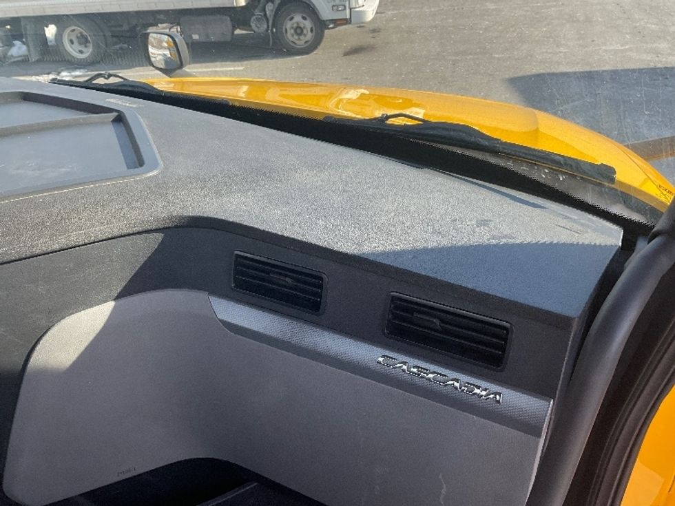 Day Cab Tractor-Heavy Duty Tractors-Freightliner-2020-T12664ST-Bethlehem-PA-467,921\n\t\tmiles-$ 38,750 - Image 13