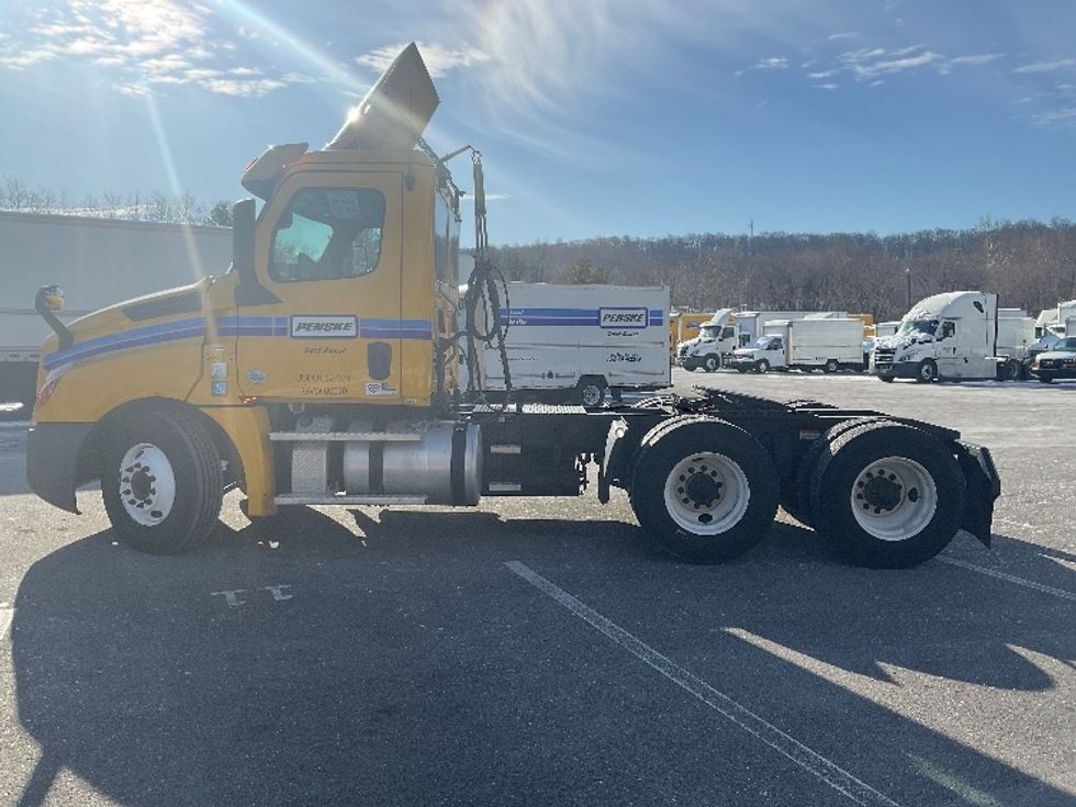 Day Cab Tractor-Heavy Duty Tractors-Freightliner-2020-T12664ST-Bethlehem-PA-467,921\n\t\tmiles-$ 38,750 - Image 4
