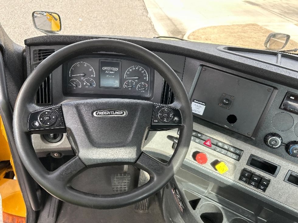 Day Cab Tractor-Heavy Duty Tractors-Freightliner-2020-T12664ST-Birmingham-AL-470,476\n\t\tmiles-$ 43,500 - Image 11