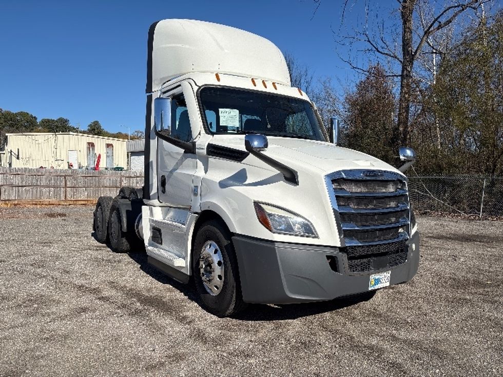 Day Cab Tractor-Heavy Duty Tractors-Freightliner-2020-T12664ST-Birmingham-AL-526,487\n\t\tmiles-$ 43,000 - Image 1