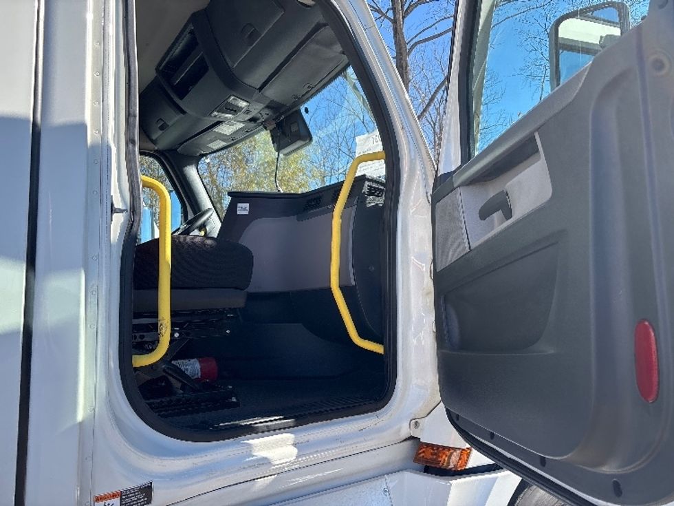 Day Cab Tractor-Heavy Duty Tractors-Freightliner-2020-T12664ST-Birmingham-AL-526,487\n\t\tmiles-$ 43,000 - Image 12