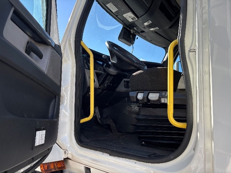 Day Cab Tractor-Heavy Duty Tractors-Freightliner-2020-T12664ST-Birmingham-AL-526,487\n\t\tmiles-$ 43,000 - Image 9