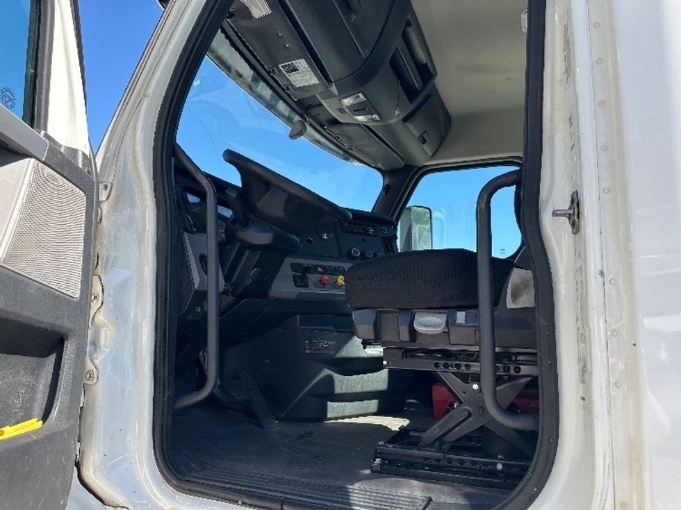 Day Cab Tractor-Heavy Duty Tractors-Freightliner-2020-T12664ST-Birmingham-AL-527,736\n\t\tmiles-$ 42,250 - Image 9