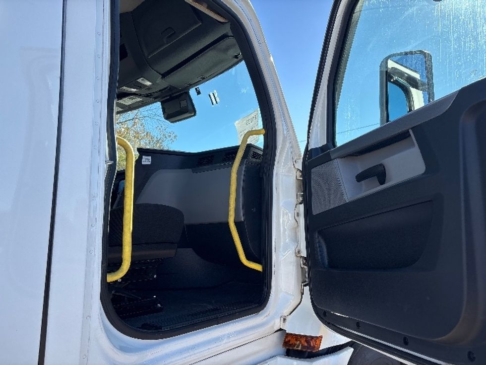 Day Cab Tractor-Heavy Duty Tractors-Freightliner-2020-T12664ST-Birmingham-AL-533,635\n\t\tmiles-$ 42,500 - Image 12