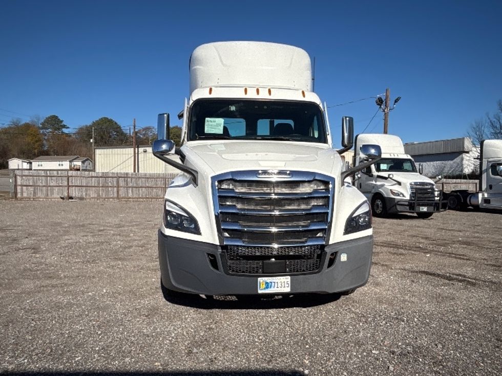 Day Cab Tractor-Heavy Duty Tractors-Freightliner-2020-T12664ST-Birmingham-AL-533,635\n\t\tmiles-$ 42,500 - Image 2
