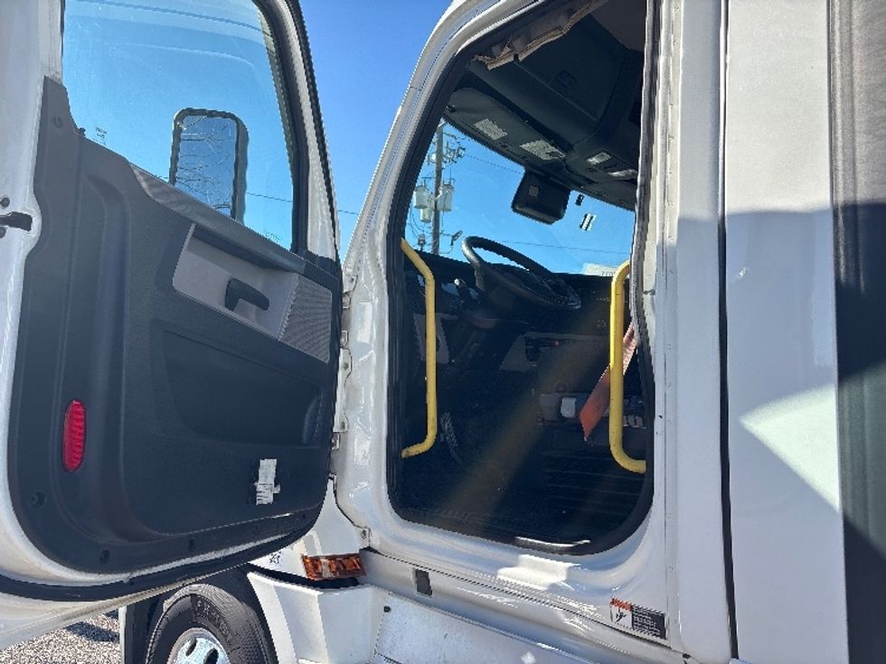 Day Cab Tractor-Heavy Duty Tractors-Freightliner-2020-T12664ST-Birmingham-AL-533,635\n\t\tmiles-$ 42,500 - Image 9