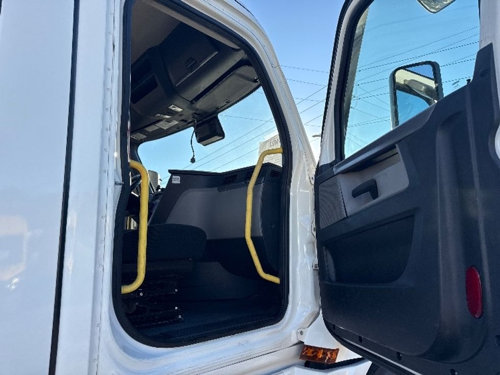 Day Cab Tractor-Heavy Duty Tractors-Freightliner-2020-T12664ST-Birmingham-AL-569,242\n\t\tmiles-$ 39,500 - Image 12