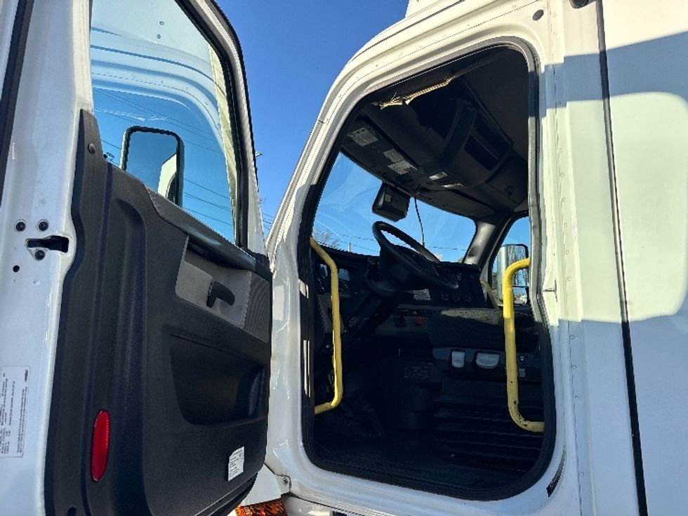 Day Cab Tractor-Heavy Duty Tractors-Freightliner-2020-T12664ST-Birmingham-AL-569,242\n\t\tmiles-$ 39,500 - Image 9