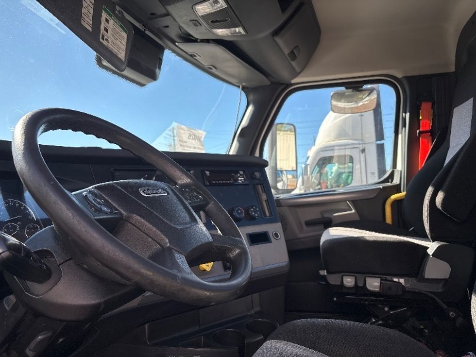 Day Cab Tractor-Heavy Duty Tractors-Freightliner-2020-T12664ST-Birmingham-AL-571,768\n\t\tmiles-$ 39,000 - Image 10