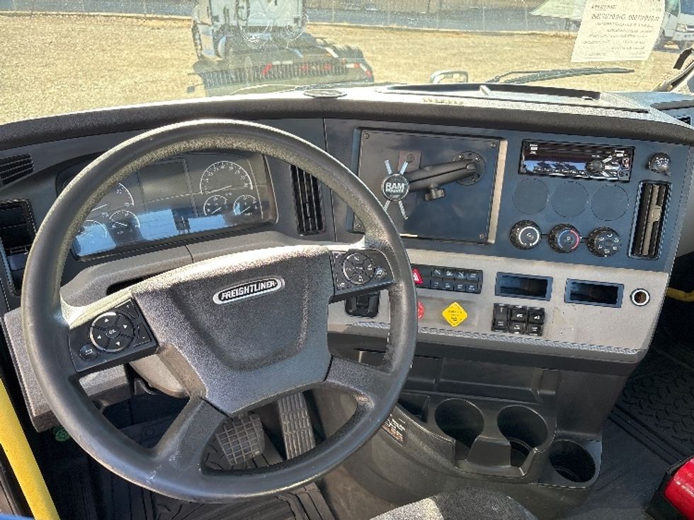 Day Cab Tractor-Heavy Duty Tractors-Freightliner-2020-T12664ST-Birmingham-AL-571,768\n\t\tmiles-$ 39,000 - Image 11