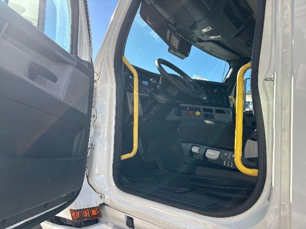 Day Cab Tractor-Heavy Duty Tractors-Freightliner-2020-T12664ST-Birmingham-AL-571,768\n\t\tmiles-$ 39,000 - Image 9