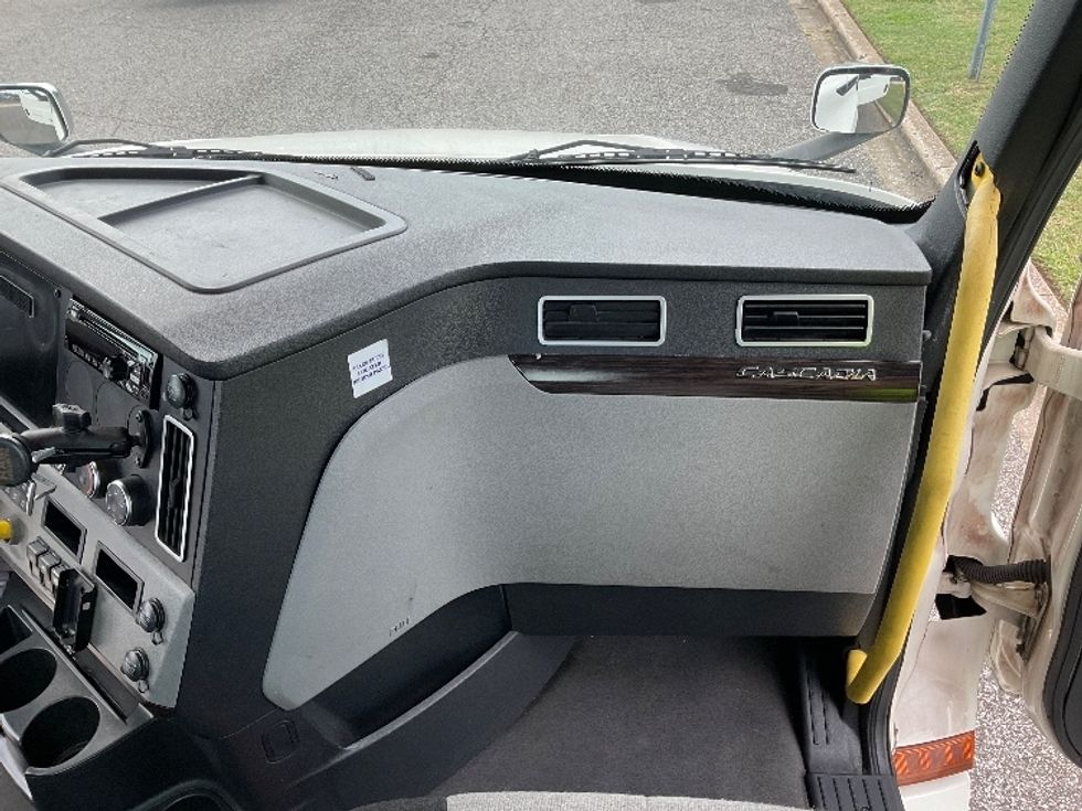 Day Cab Tractor-Heavy Duty Tractors-Freightliner-2020-T12664ST-Birmingham-AL-585,336\n\t\tmiles-$ 36,250 - Image 12