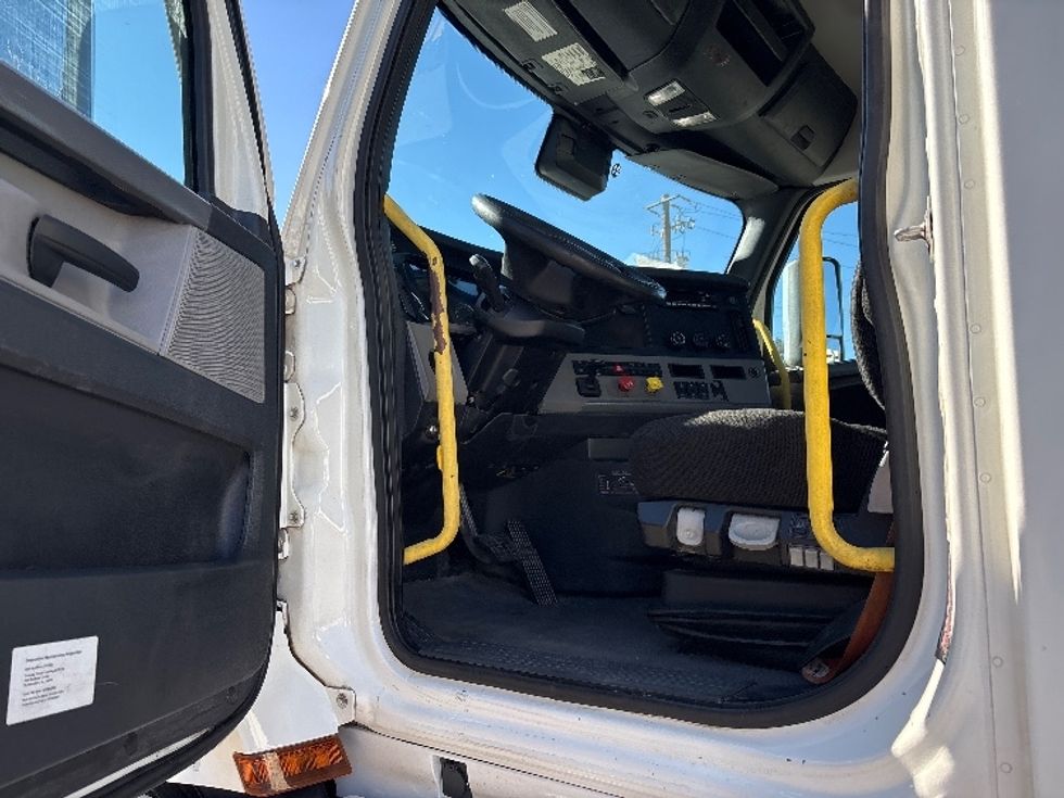 Day Cab Tractor-Heavy Duty Tractors-Freightliner-2020-T12664ST-Birmingham-AL-595,080\n\t\tmiles-$ 37,000 - Image 9