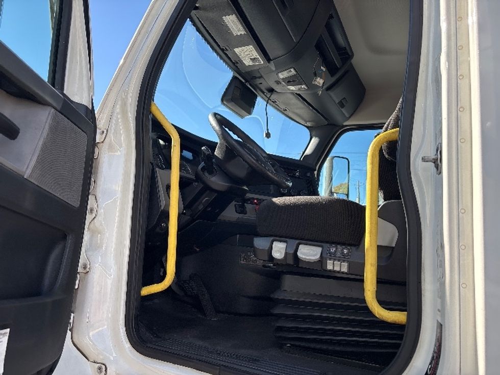 Day Cab Tractor-Heavy Duty Tractors-Freightliner-2020-T12664ST-Birmingham-AL-623,245\n\t\tmiles-$ 34,500 - Image 9