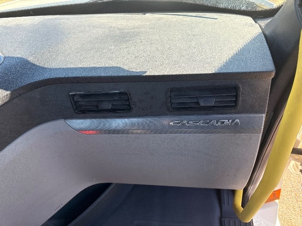 Day Cab Tractor-Heavy Duty Tractors-Freightliner-2020-T12664ST-Birmingham-AL-644,111\n\t\tmiles-$ 31,750 - Image 13