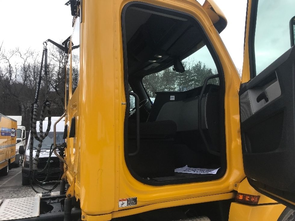 Day Cab Tractor-Heavy Duty Tractors-Freightliner-2020-T12664ST-Blountville-TN-540,455\n\t\tmiles-$ 42,500 - Image 12