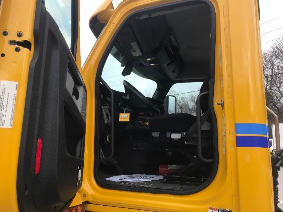 Day Cab Tractor-Heavy Duty Tractors-Freightliner-2020-T12664ST-Blountville-TN-540,455\n\t\tmiles-$ 42,500 - Image 9