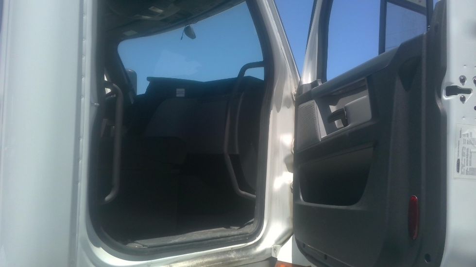 Day Cab Tractor-Heavy Duty Tractors-Freightliner-2020-T12664ST-Boaz-AL-382,316\n\t\tmiles-$ 57,000 - Image 12